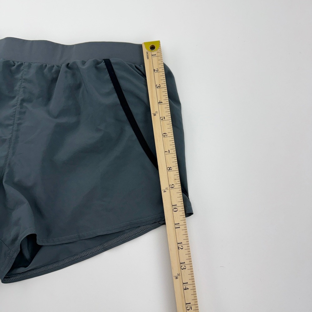 Under Armour HeatGear Women's Medium Gray Running Shorts Loose Fit Athletic Gym - Picture 6 of 7